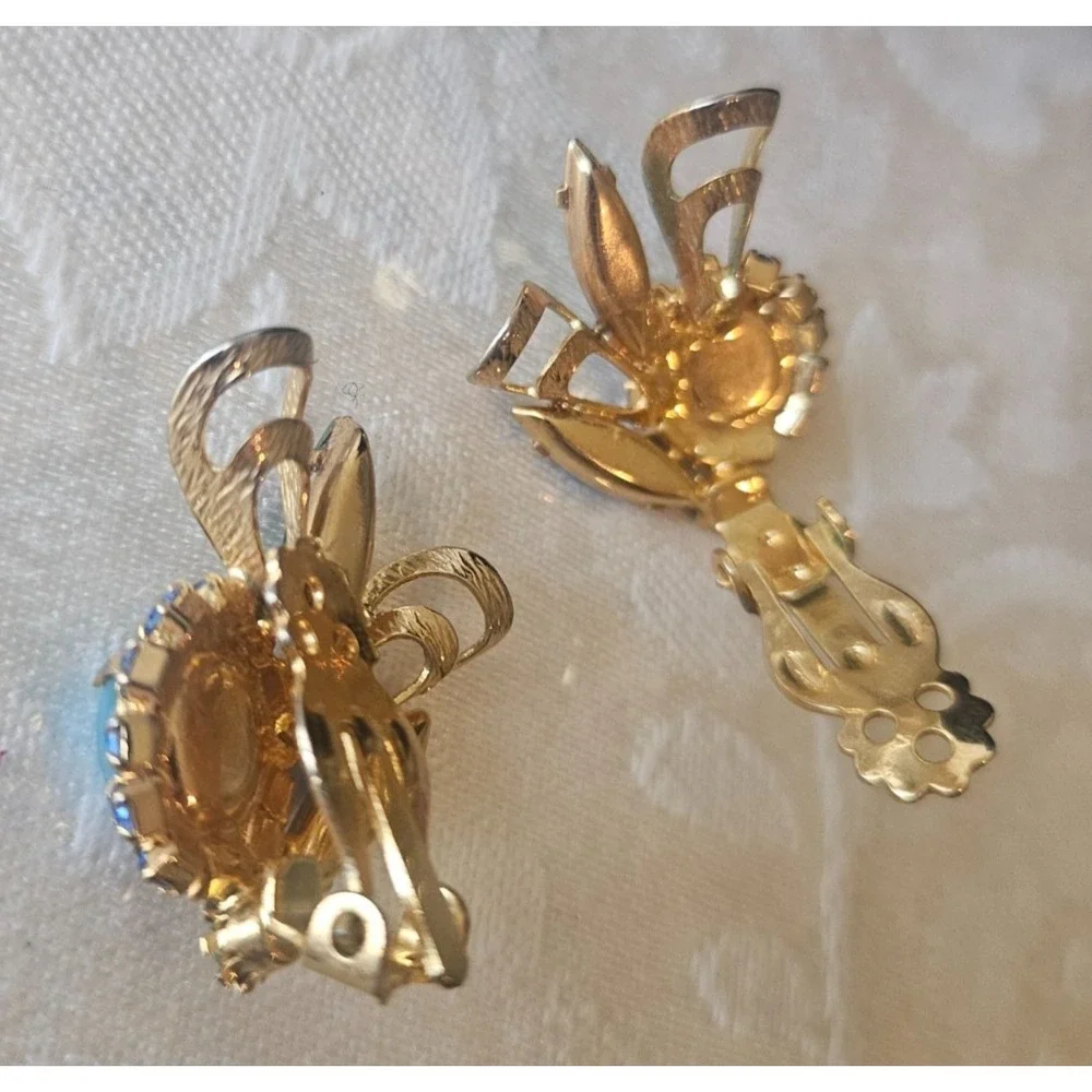 Vintage Blue/Green‎ Rhinestone Clip On Earrings Gold Tone w/ Blue Cabochon Stone